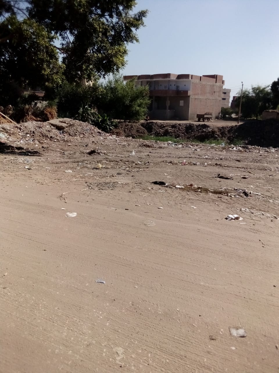 رفع المخلفات وتمهيد الطرق في قرية الكودية بديروط