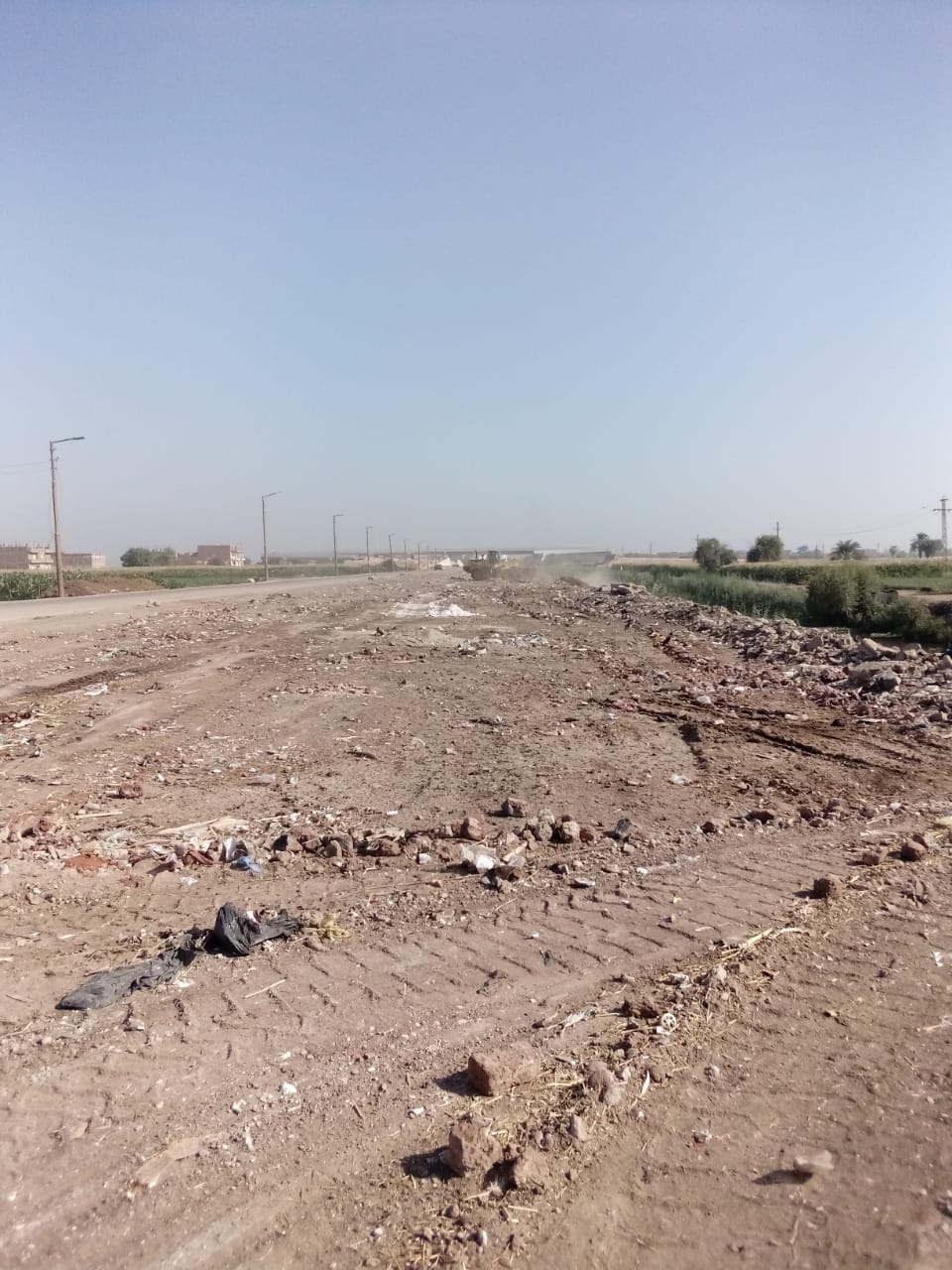 رفع المخلفات وتمهيد الطرق في قرية الكودية بديروط