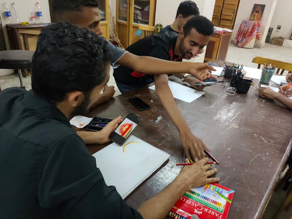 ثقافة المنيا:  تقيم ورشة فنية تعلم دمج الوان الخشب واساسيات رسم بورتريه 