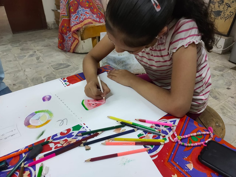 ثقافة المنيا:  تقيم ورشة فنية تعلم دمج الوان الخشب واساسيات رسم بورتريه 