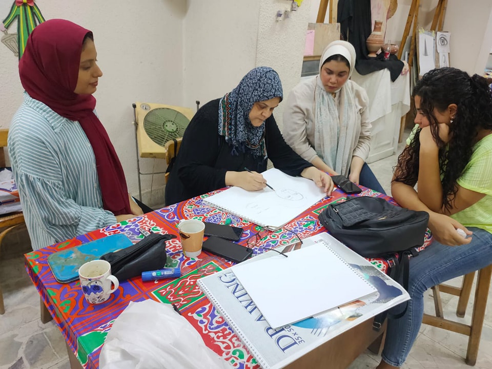 ثقافة المنيا:  تقيم ورشة فنية تعلم دمج الوان الخشب واساسيات رسم بورتريه 