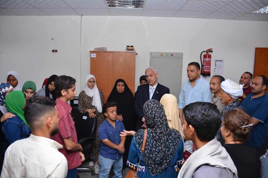 جامعة أسيوط تستقبل طلابها الجدد المسجلين بمركز رعاية الطلاب ذوي الإعاقة