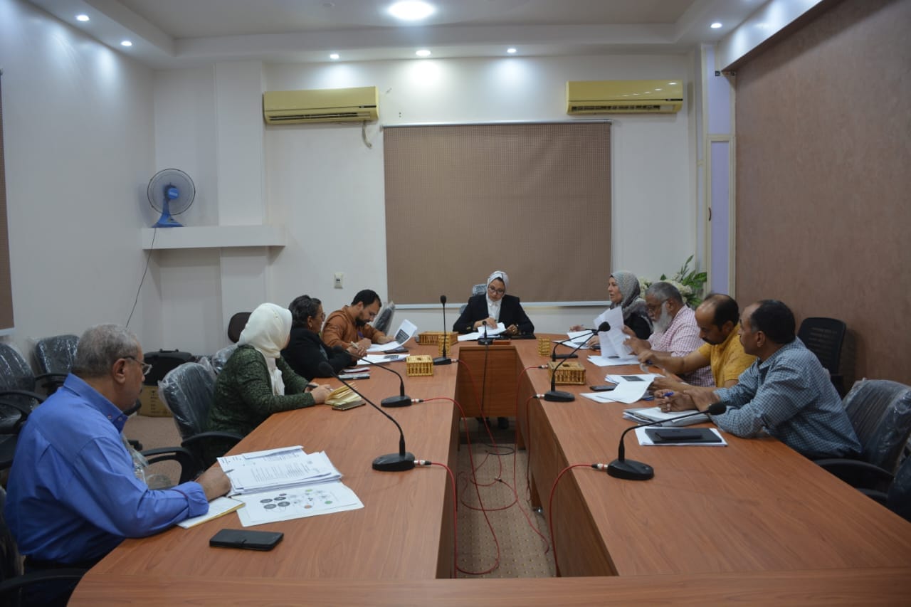 نائب محافظ الوادي الجديد تجتمع مع اللجنة التنفيذية لمبادرة المشروعات الخضراء الذكية
