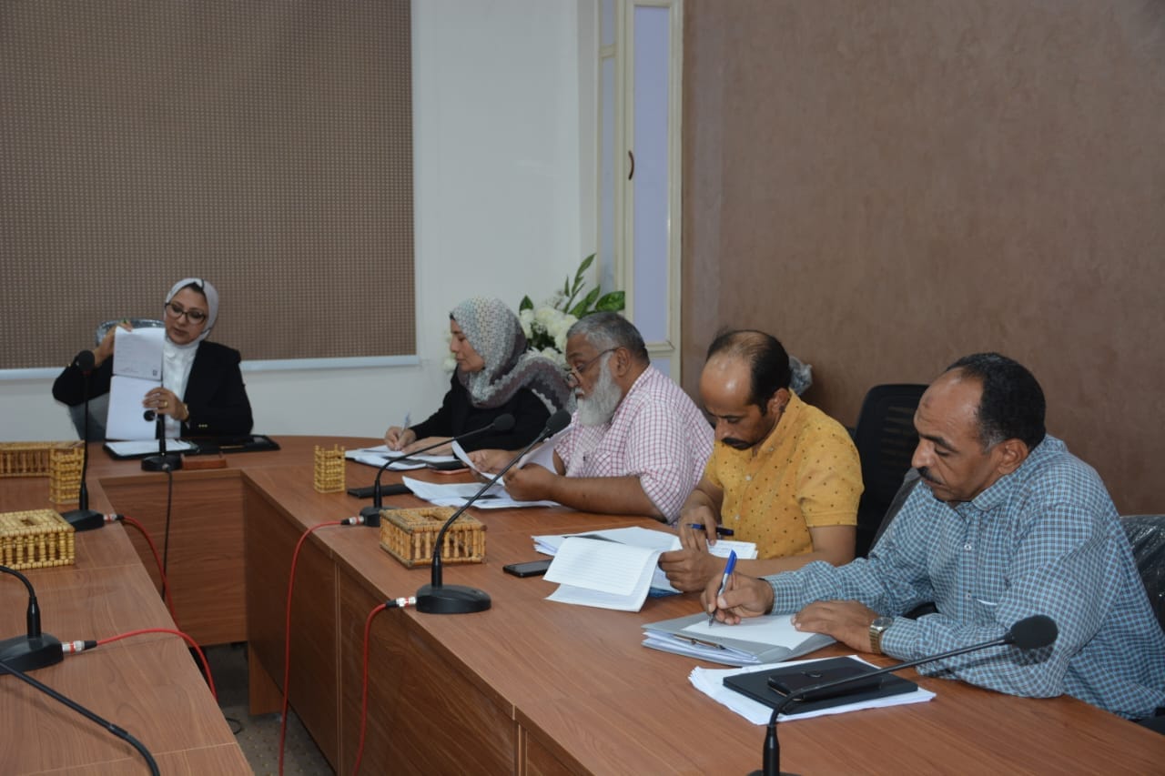 نائب محافظ الوادي الجديد تجتمع مع اللجنة التنفيذية لمبادرة المشروعات الخضراء الذكية