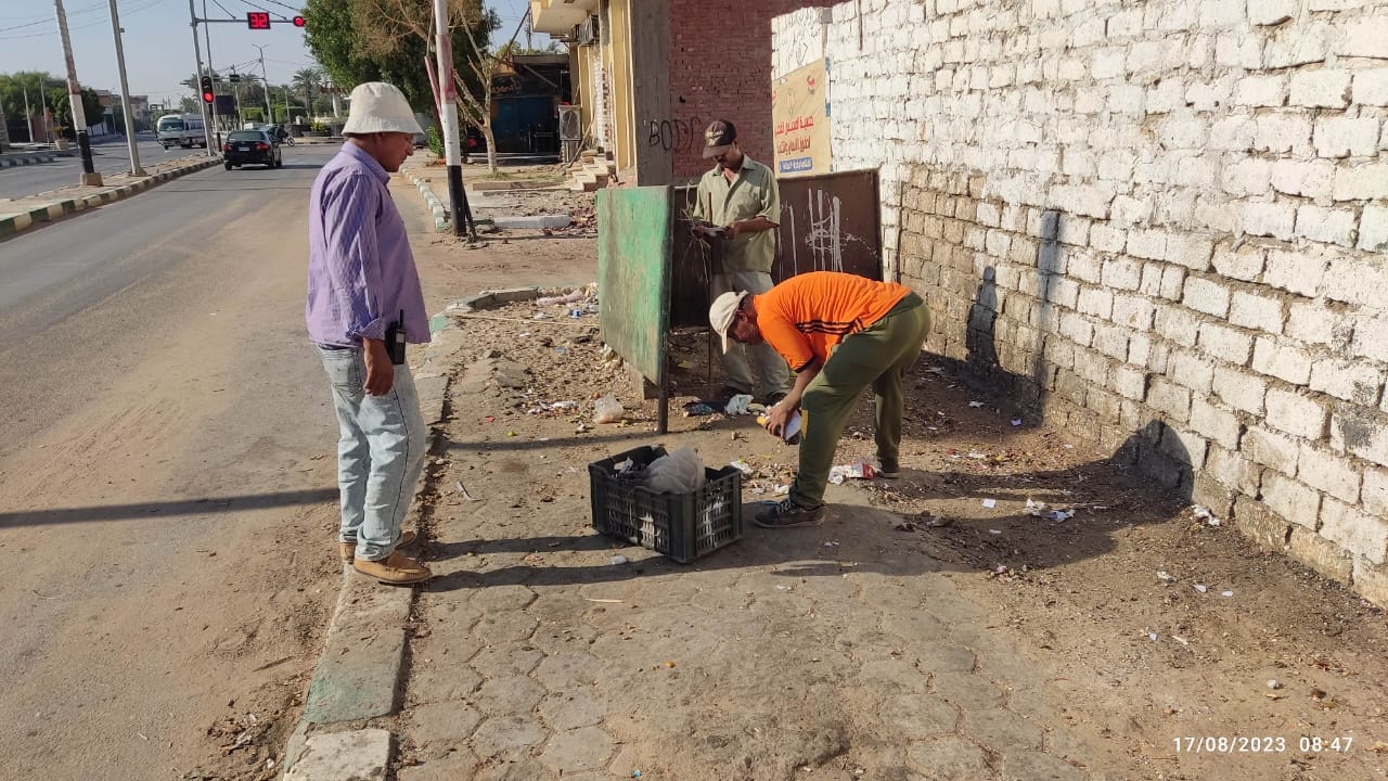 محلية الخارجة: رفع مخلفات زراعية من مدرسة الشهيد طلعت ضرغام