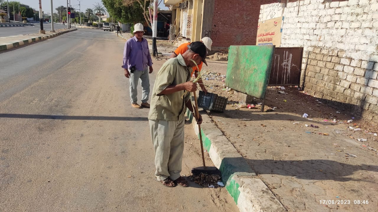 محلية الخارجة: رفع مخلفات زراعية من مدرسة الشهيد طلعت ضرغام