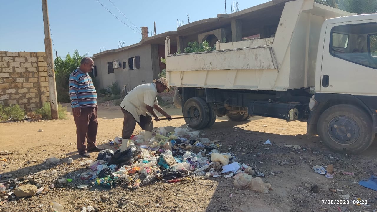 محلية الخارجة: رفع مخلفات زراعية من مدرسة الشهيد طلعت ضرغام