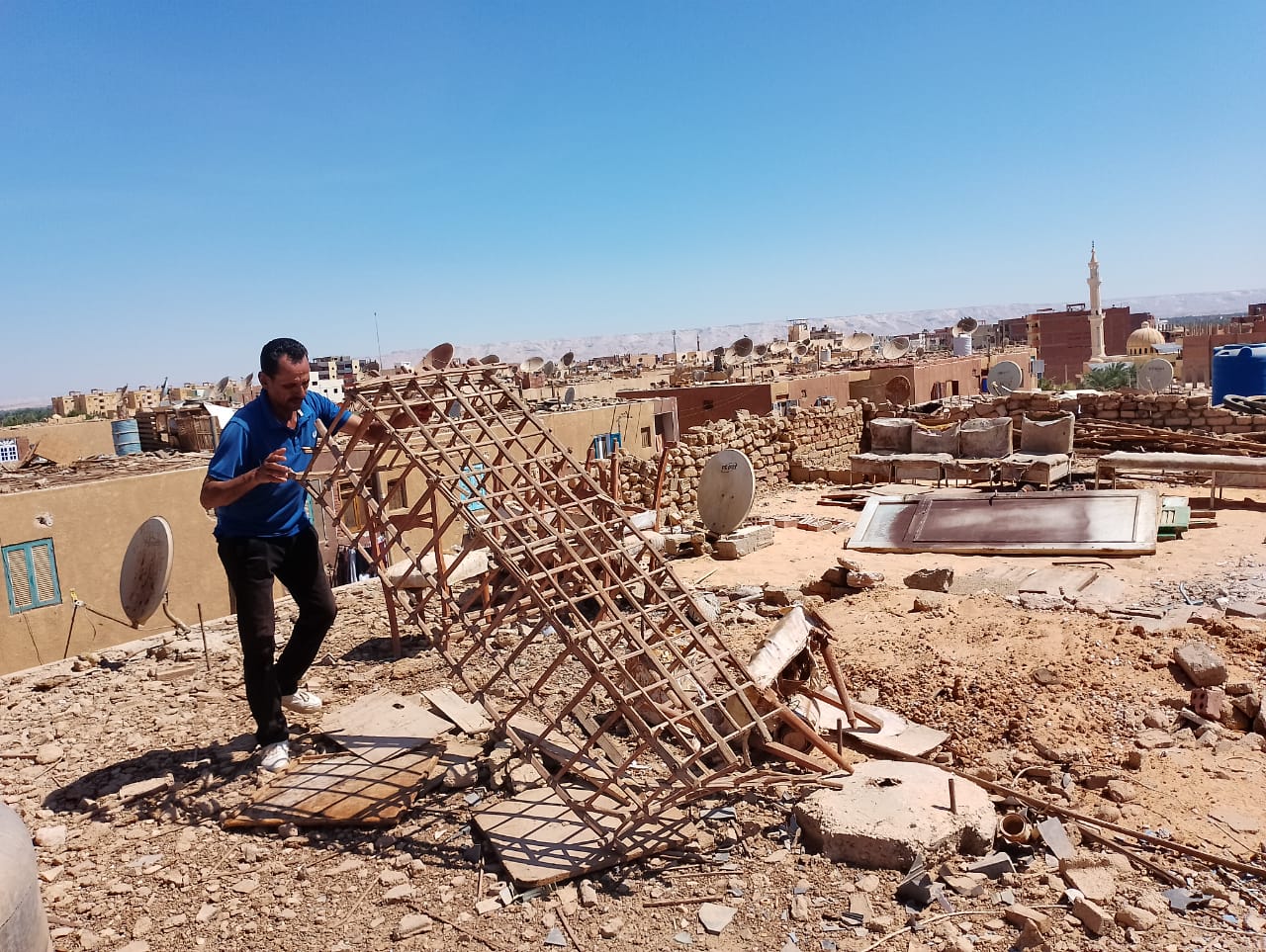 محلية الداخلة: إزالة القمامة والمخلفات والاشغالات والعشش من أسطح العمارات بموط