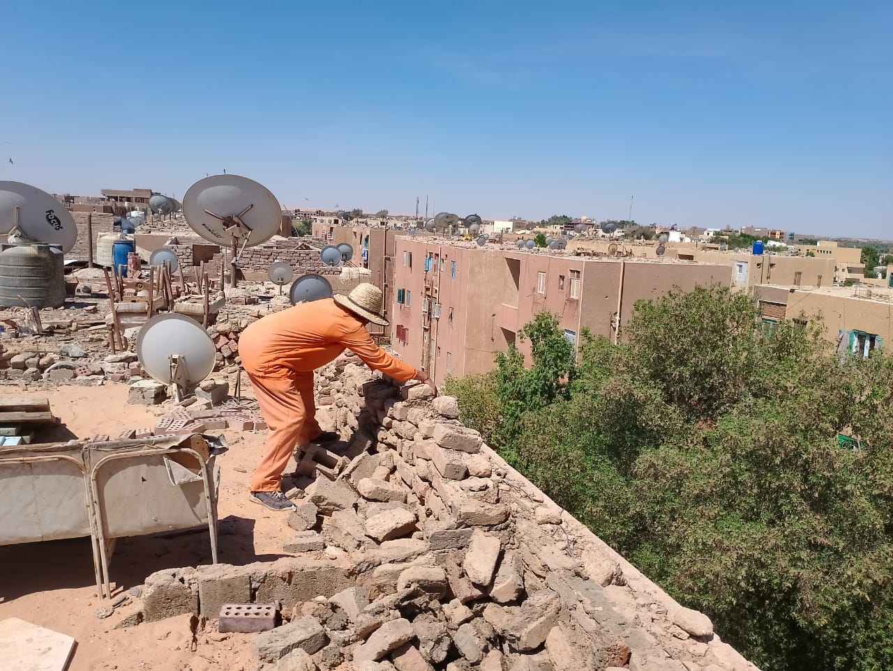 محلية الداخلة: إزالة القمامة والمخلفات والاشغالات والعشش من أسطح العمارات بموط