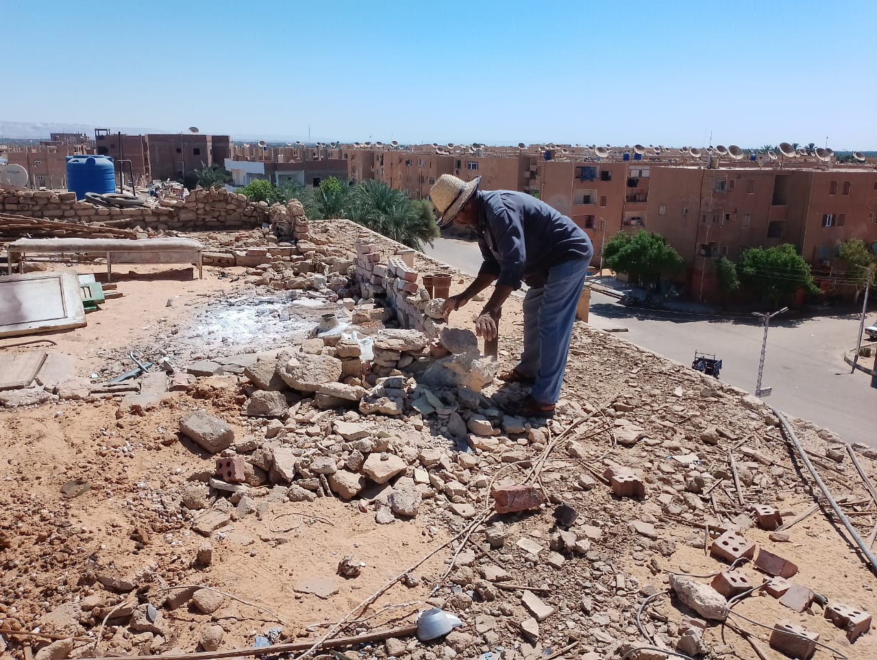 محلية الداخلة: إزالة القمامة والمخلفات والاشغالات والعشش من أسطح العمارات بموط