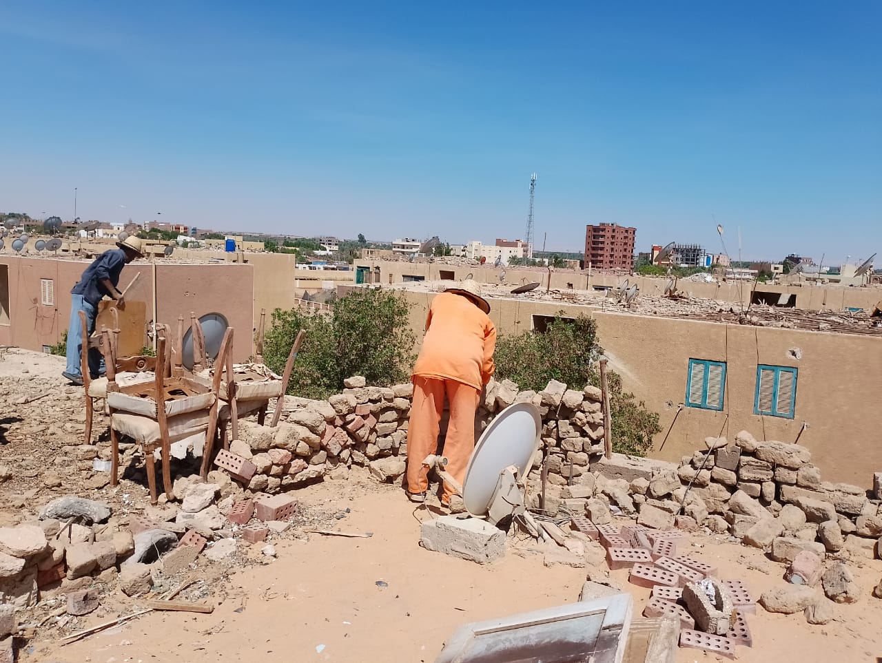 محلية الداخلة: إزالة القمامة والمخلفات والاشغالات والعشش من أسطح العمارات بموط