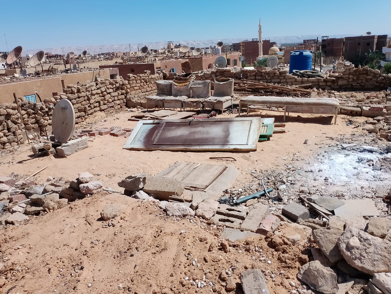 محلية الداخلة: إزالة القمامة والمخلفات والاشغالات والعشش من أسطح العمارات بموط