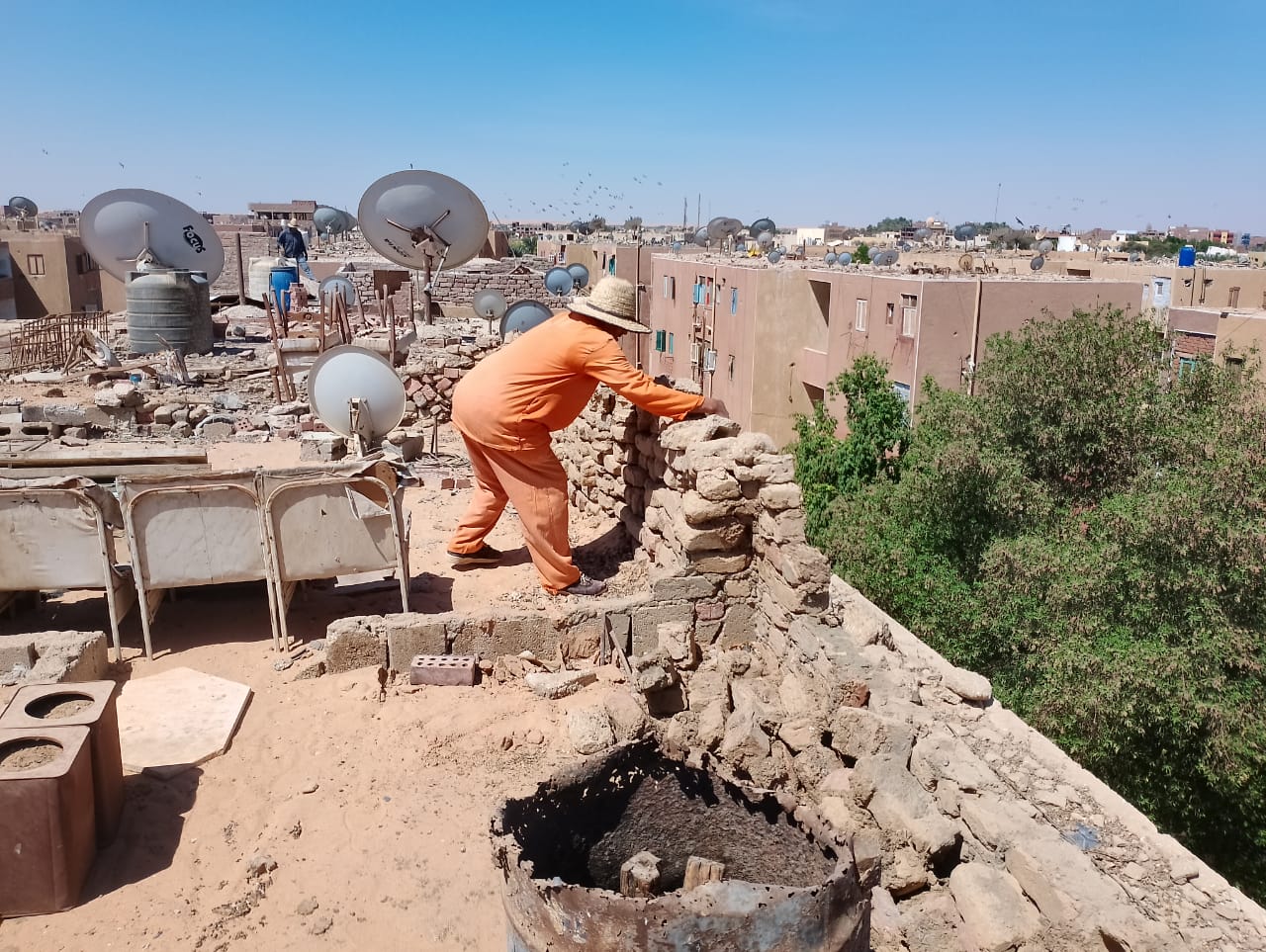 محلية الداخلة: إزالة القمامة والمخلفات والاشغالات والعشش من أسطح العمارات بموط