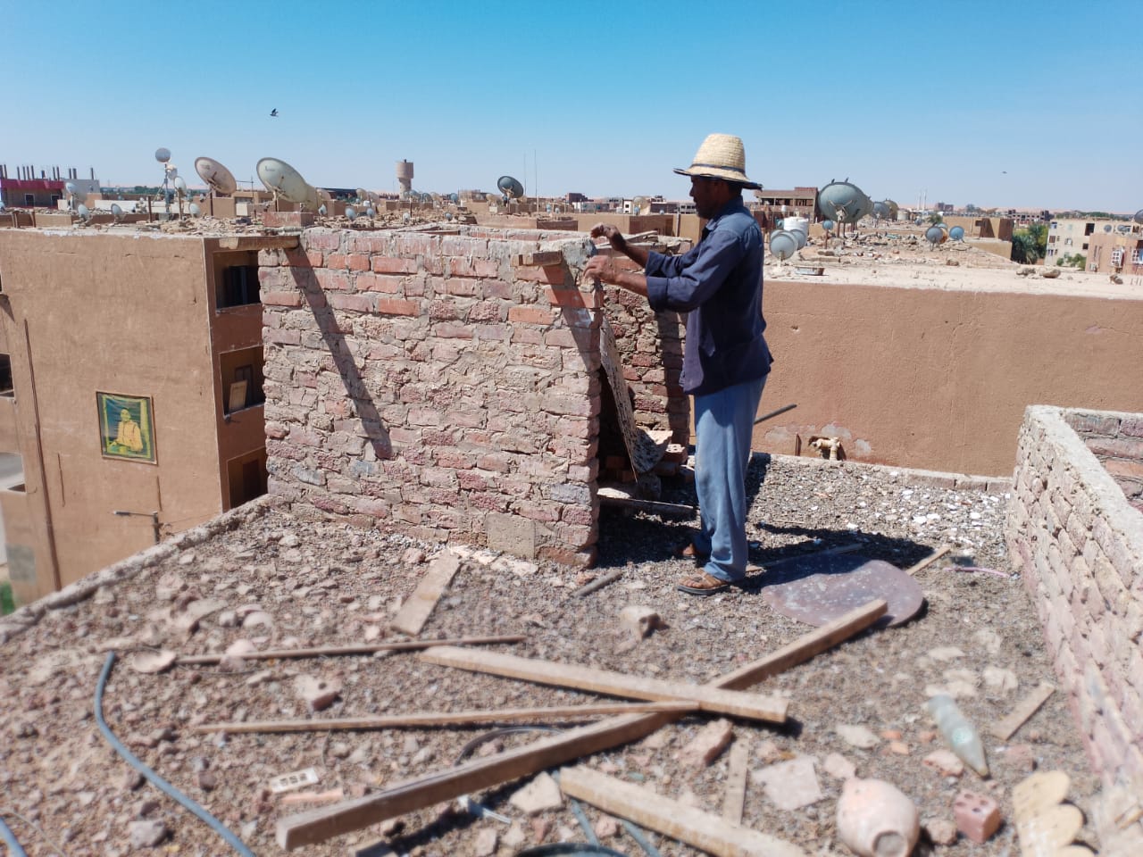 محلية الداخلة: إزالة القمامة والمخلفات والاشغالات والعشش من أسطح العمارات بموط