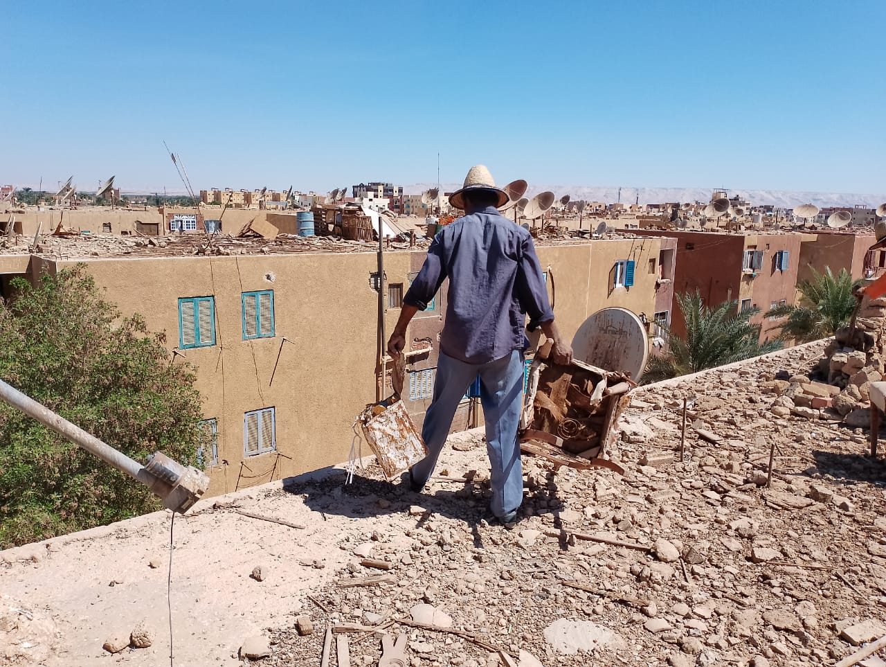 محلية الداخلة: إزالة القمامة والمخلفات والاشغالات والعشش من أسطح العمارات بموط