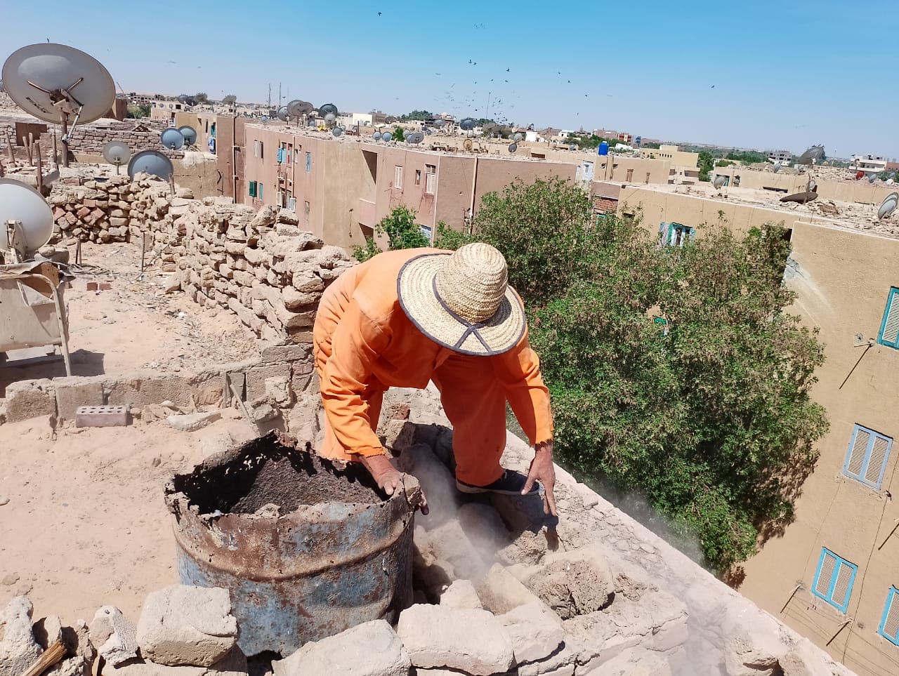 محلية الداخلة: إزالة القمامة والمخلفات والاشغالات والعشش من أسطح العمارات بموط