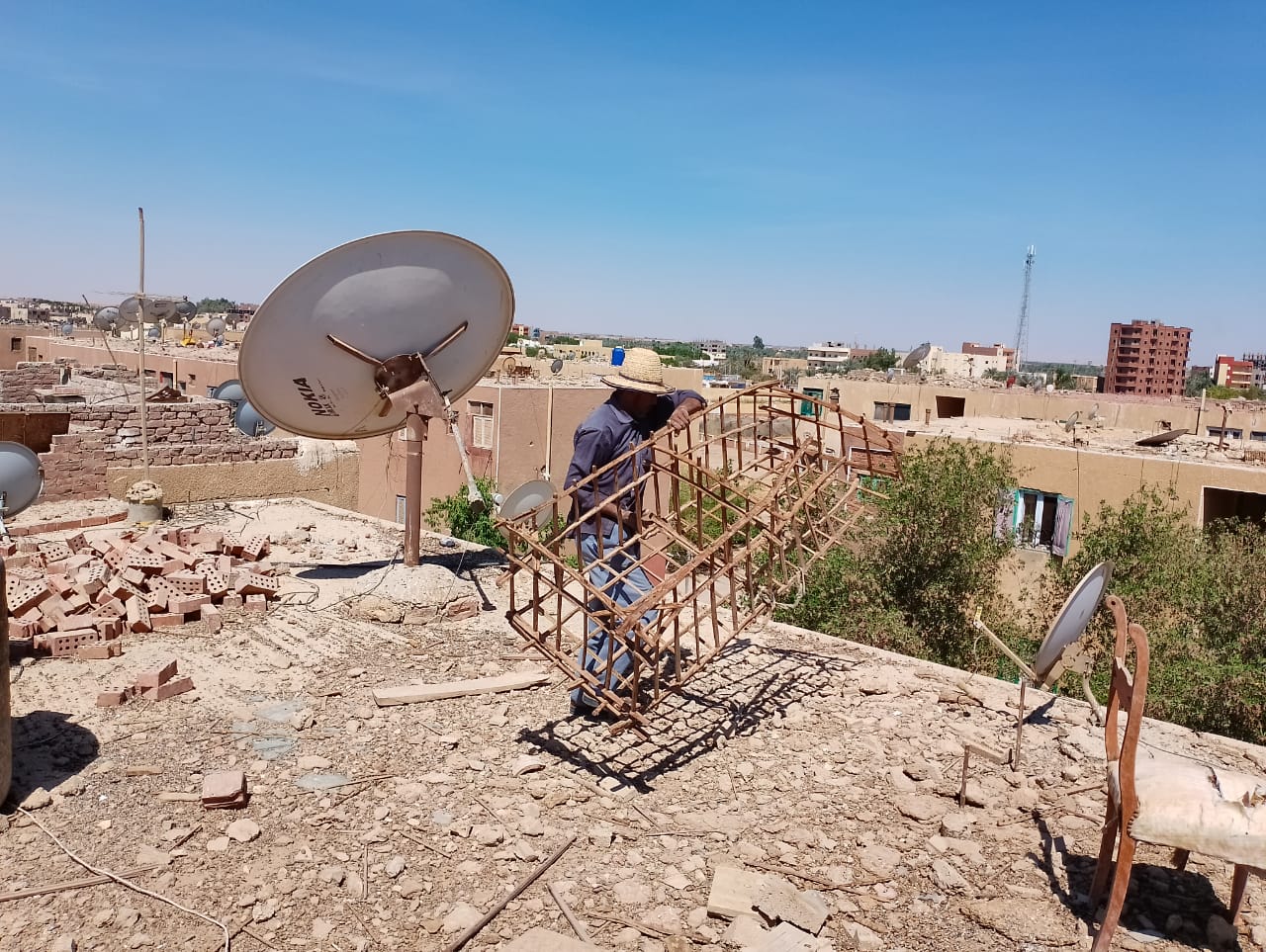 محلية الداخلة: إزالة القمامة والمخلفات والاشغالات والعشش من أسطح العمارات بموط