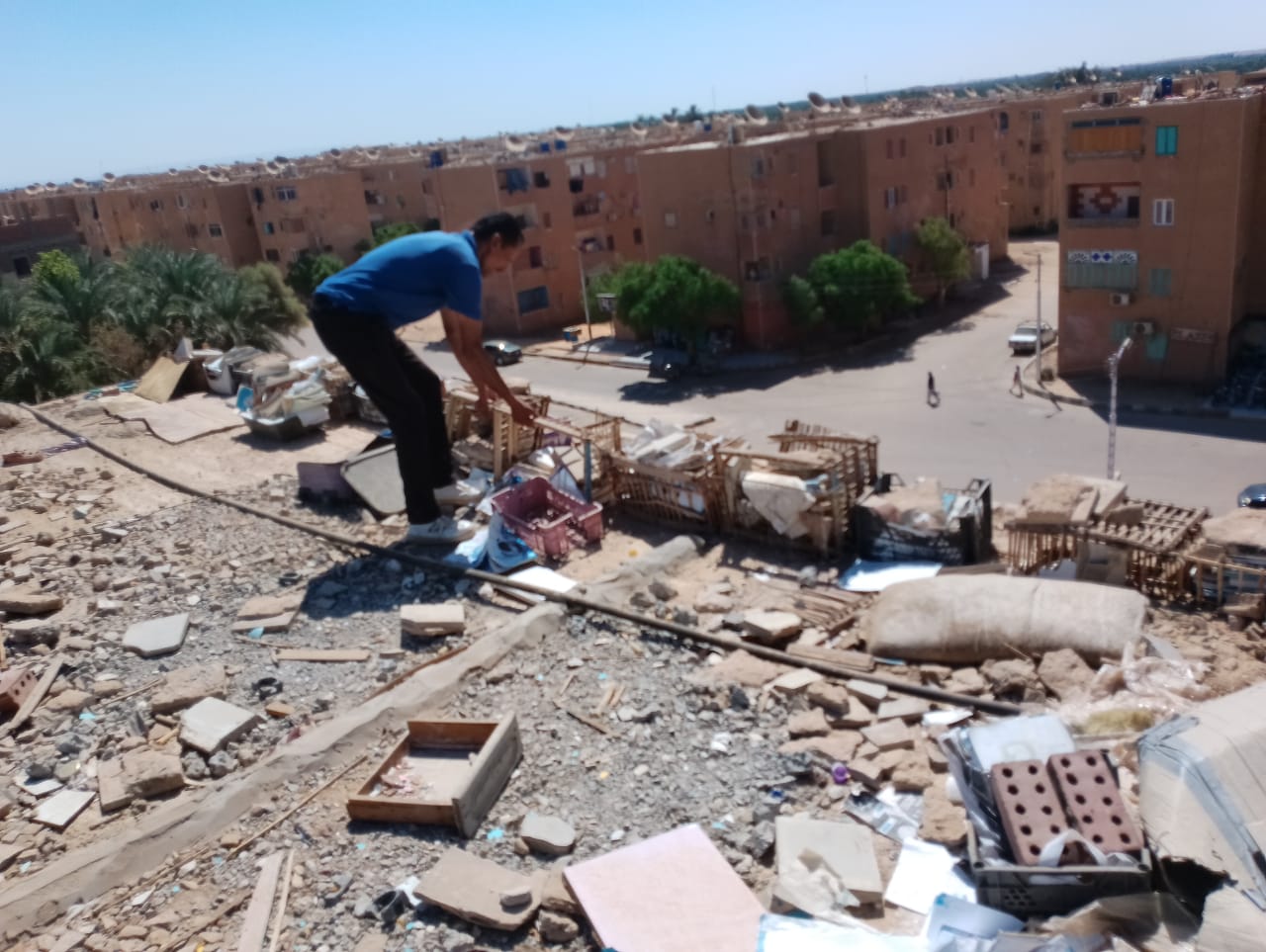 محلية الداخلة: إزالة القمامة والمخلفات والاشغالات والعشش من أسطح العمارات بموط