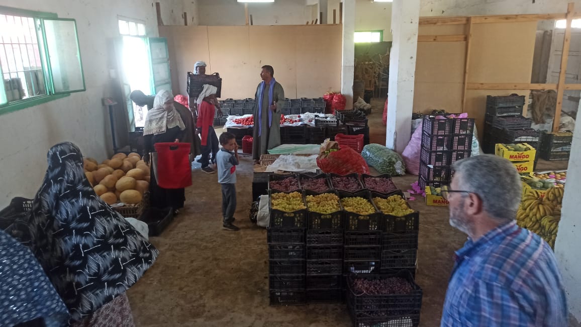 منفذ بيع الخضروات والفاكهة بأسعار مخفضة للمواطنين بقرية غرب الموهوب بمركز الداخلة