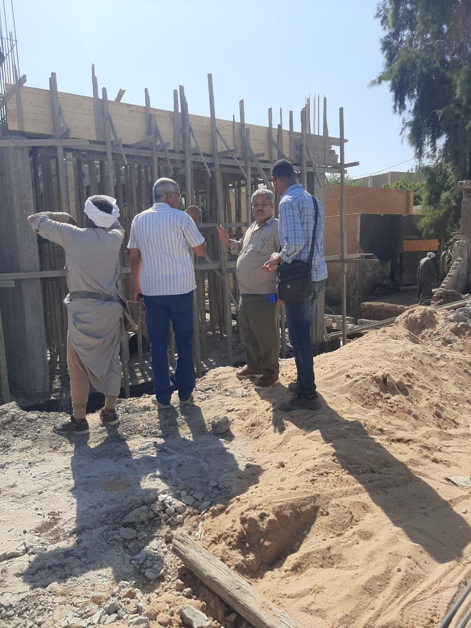 رئيس مدينة ابوتيج يتابع تطور أعمال البناء في المركز الطبي بقرية دوينه