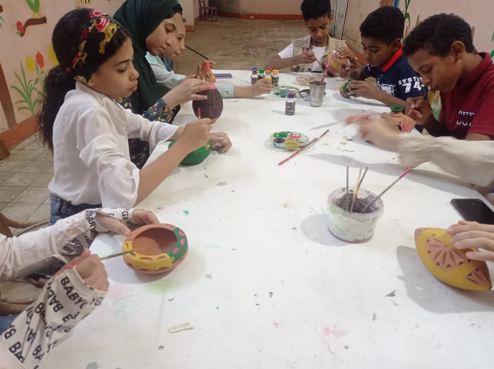 ورشة فنون تشكيلية للتلوين على الفخار في قصر ثقافة الطفل بالخارجة