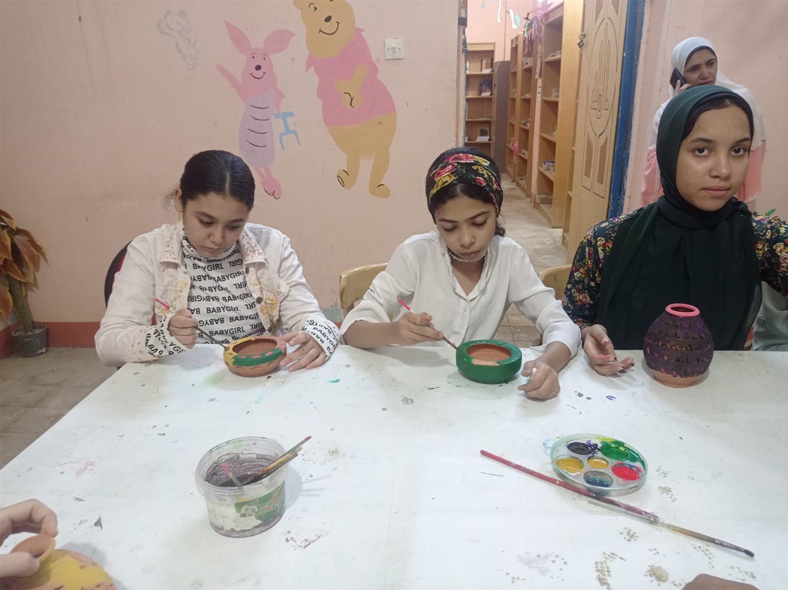 ورشة فنون تشكيلية للتلوين على الفخار في قصر ثقافة الطفل بالخارجة