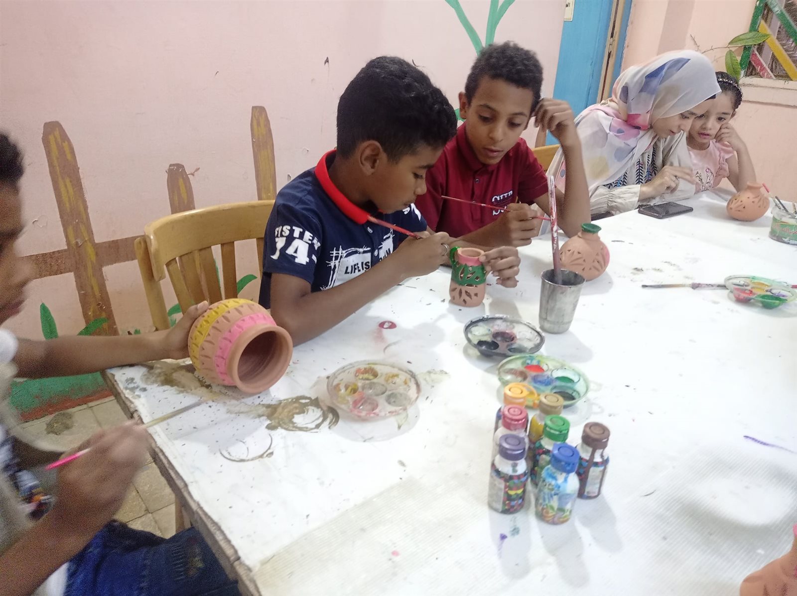 ورشة فنون تشكيلية للتلوين على الفخار في قصر ثقافة الطفل بالخارجة