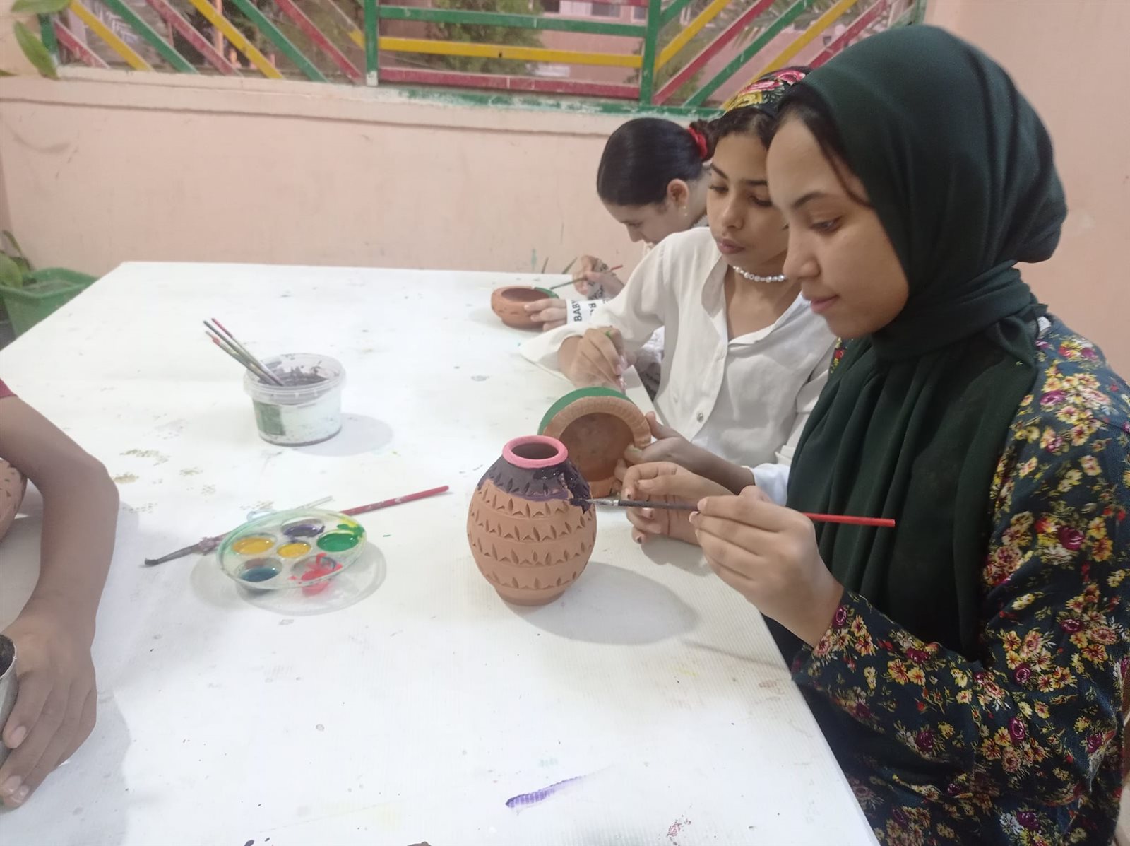 ورشة فنون تشكيلية للتلوين على الفخار في قصر ثقافة الطفل بالخارجة
