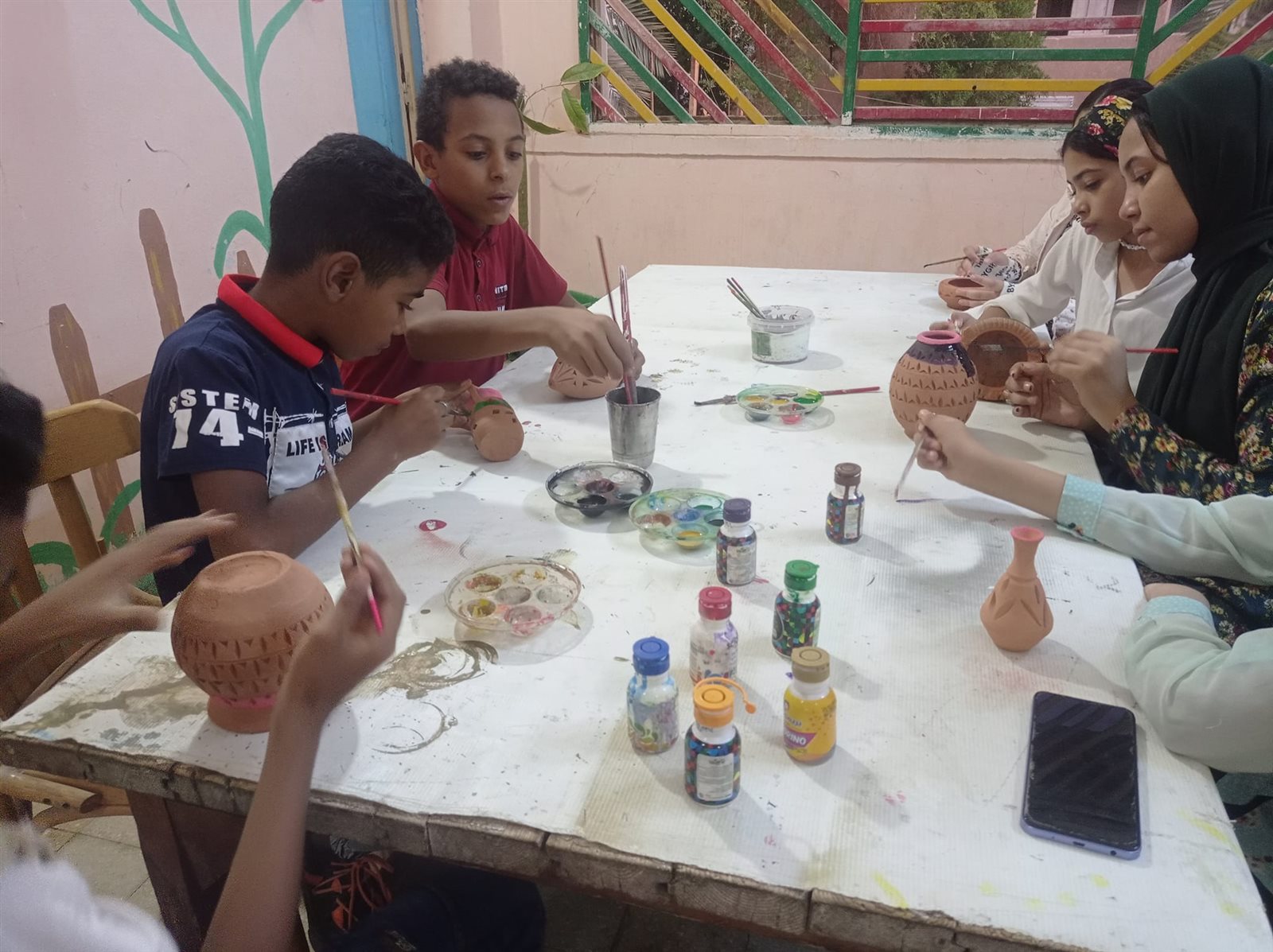 ورشة فنون تشكيلية للتلوين على الفخار في قصر ثقافة الطفل بالخارجة