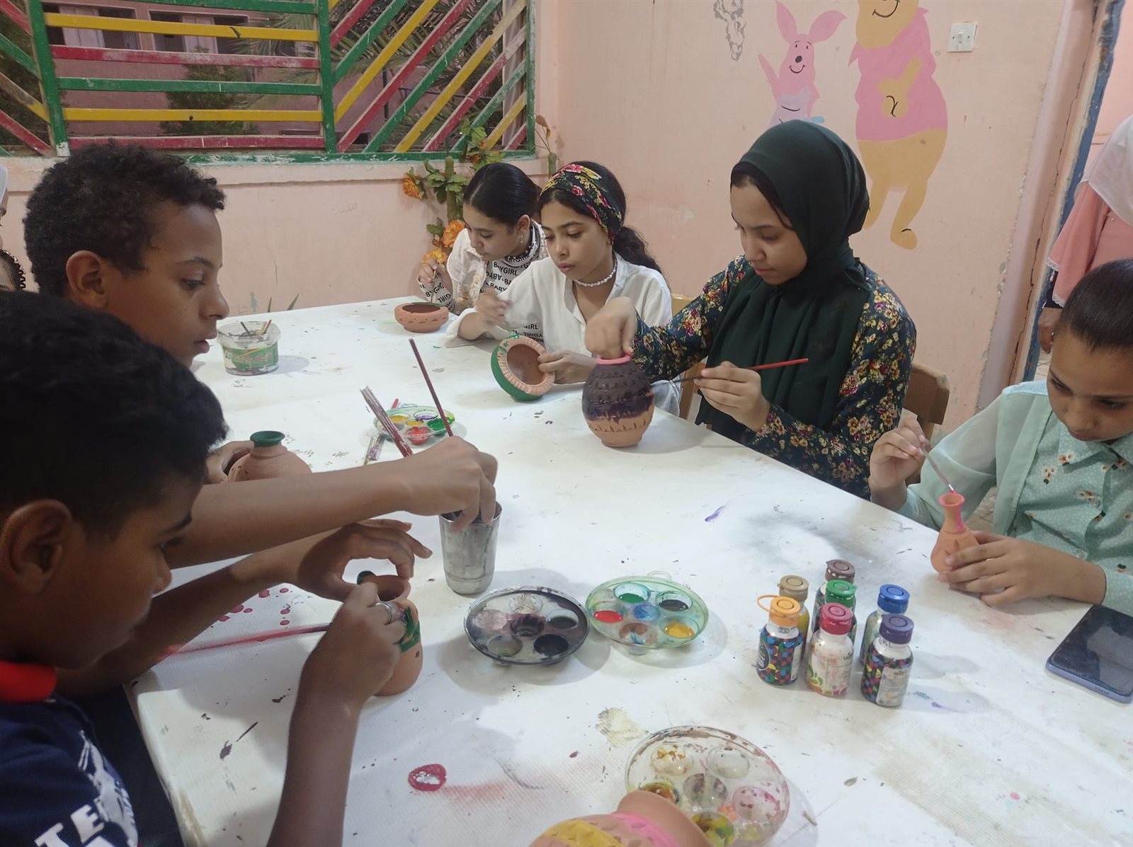 ورشة فنون تشكيلية للتلوين على الفخار في قصر ثقافة الطفل بالخارجة