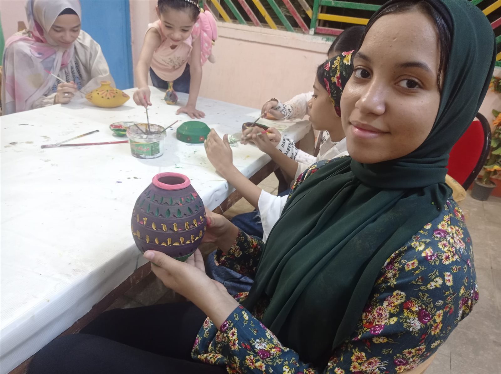 ورشة فنون تشكيلية للتلوين على الفخار في قصر ثقافة الطفل بالخارجة