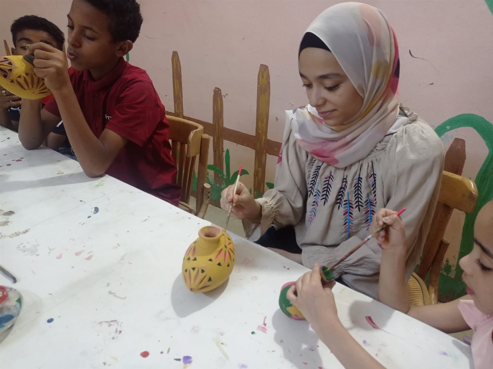 ورشة فنون تشكيلية للتلوين على الفخار في قصر ثقافة الطفل بالخارجة