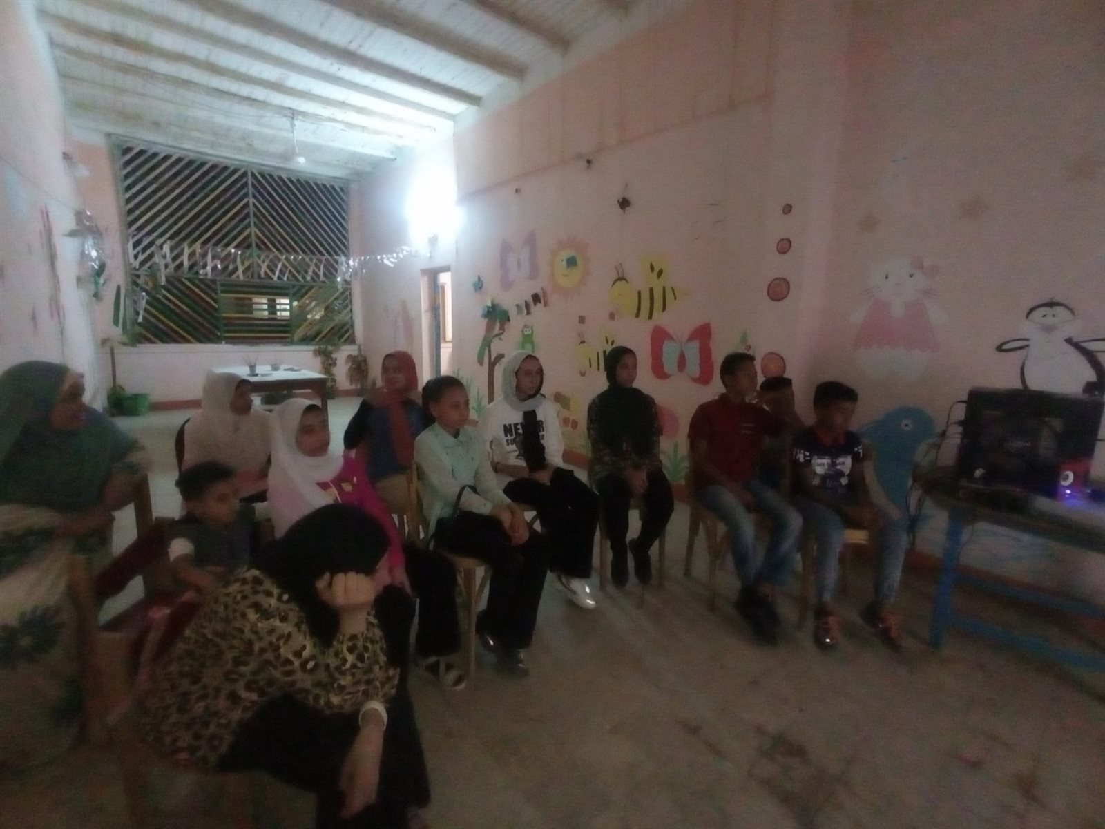 ورشة فنون تشكيلية للتلوين على الفخار في قصر ثقافة الطفل بالخارجة