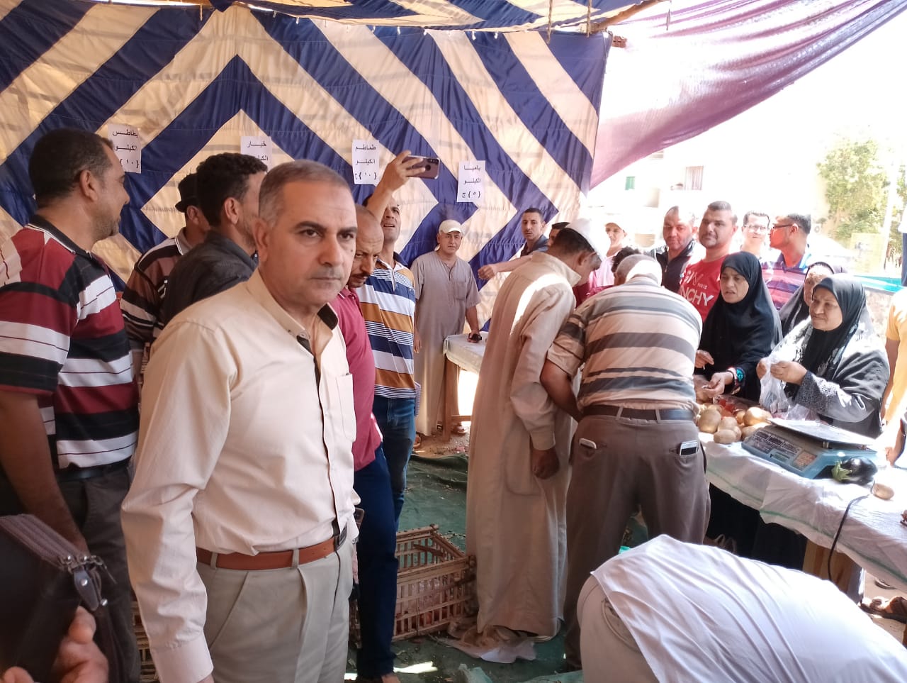 توفير الخضروات والفواكه بأسعار مخفضة في منافذ بيع الوحدة المحلية بالداخلة