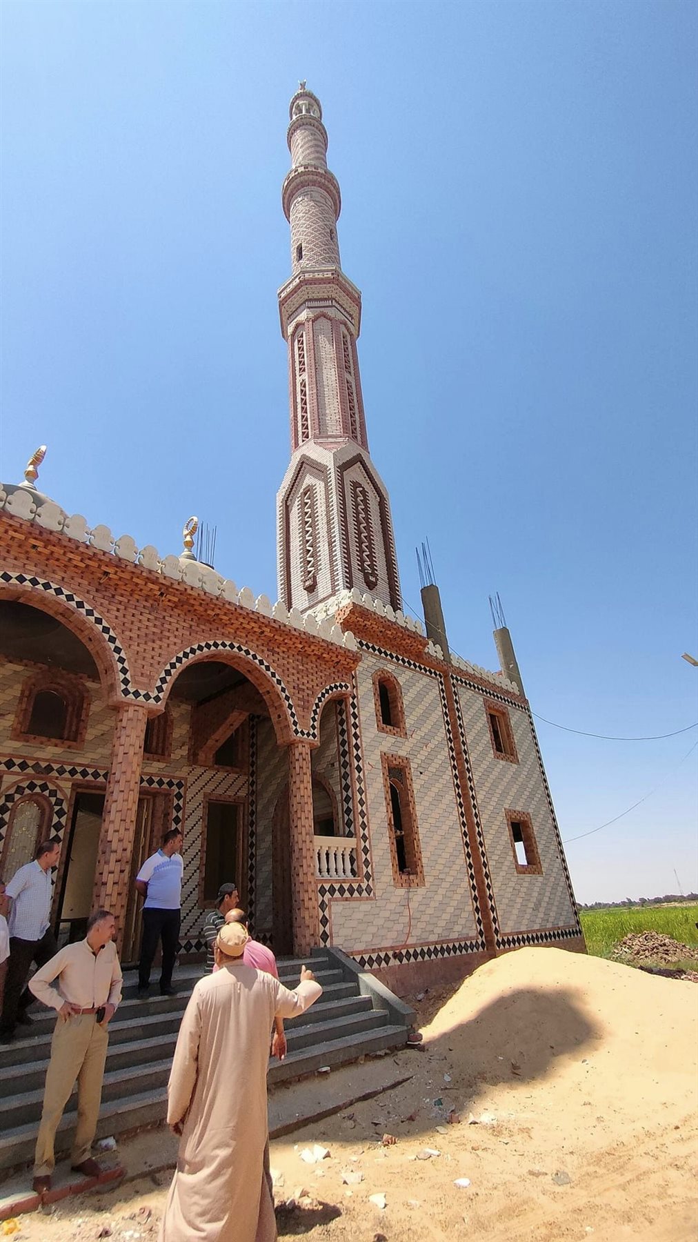 رئيس محلية الداخلة يتفقد مسجد بالجهود الذاتية تحت الانشاء بقرية الراشدة 
