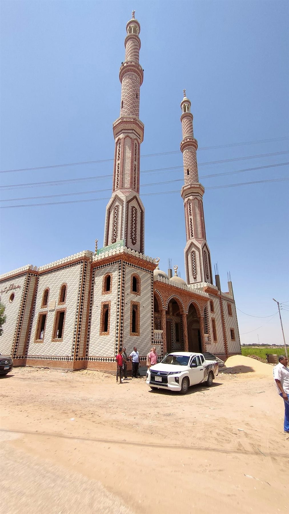 رئيس محلية الداخلة يتفقد مسجد بالجهود الذاتية تحت الانشاء بقرية الراشدة 