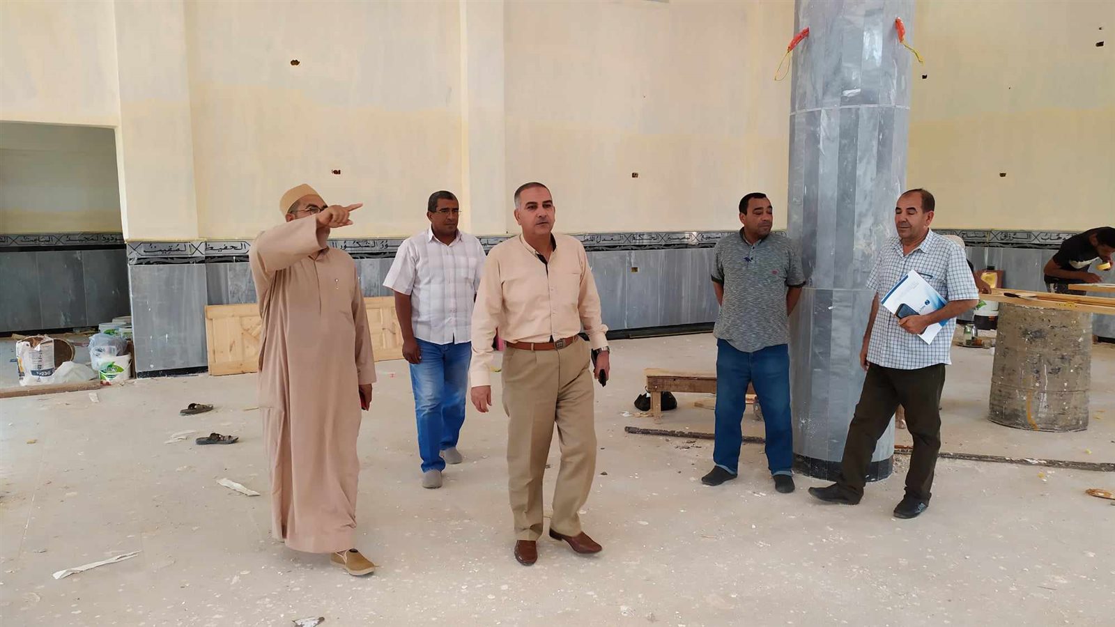 رئيس محلية الداخلة يتفقد مسجد بالجهود الذاتية تحت الانشاء بقرية الراشدة 