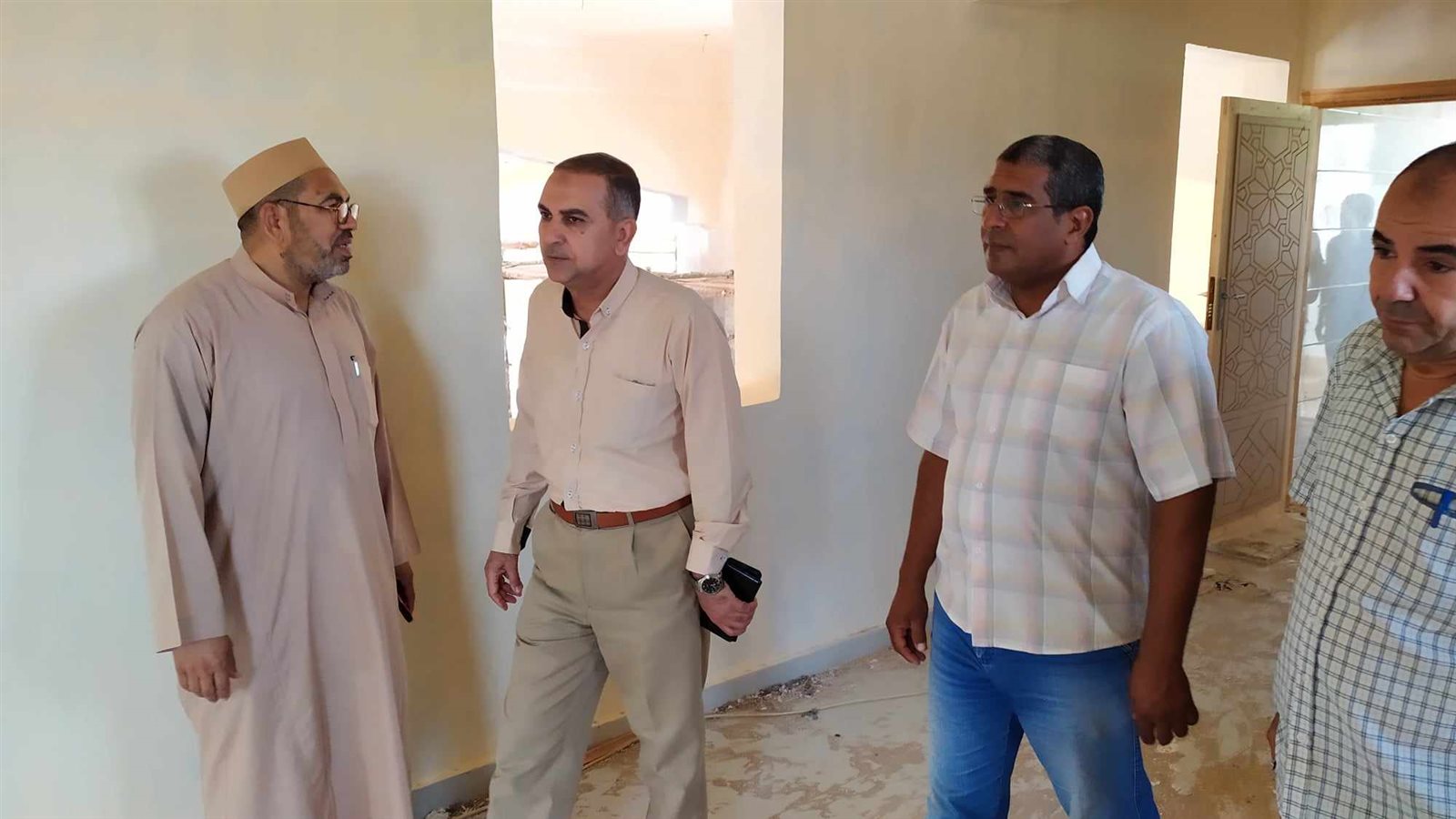 رئيس محلية الداخلة يتفقد مسجد بالجهود الذاتية تحت الانشاء بقرية الراشدة 