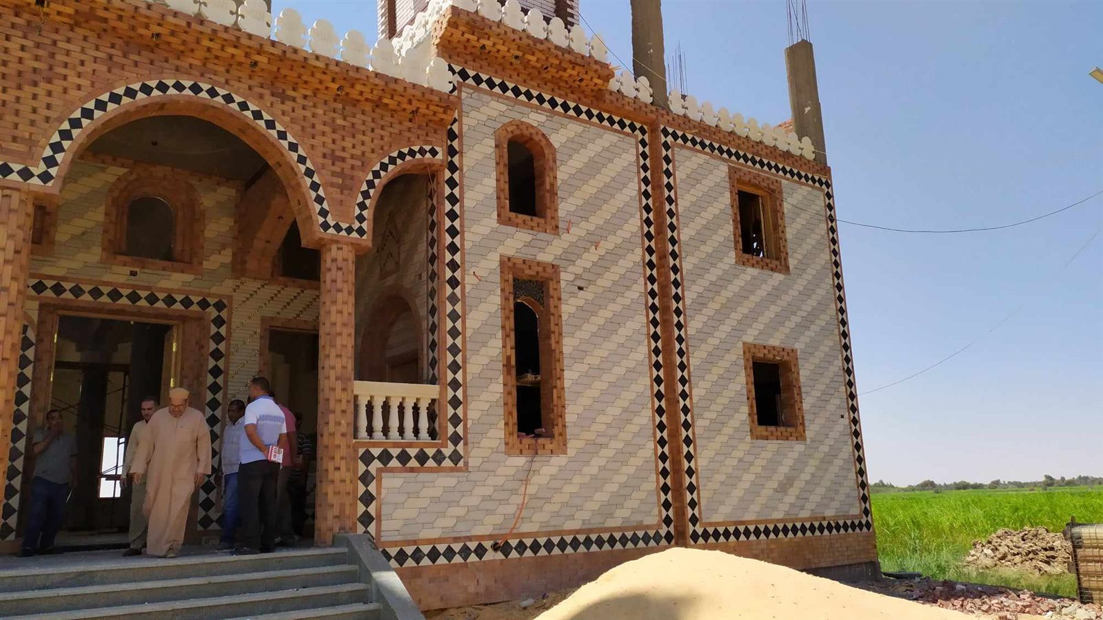 رئيس محلية الداخلة يتفقد مسجد بالجهود الذاتية تحت الانشاء بقرية الراشدة 