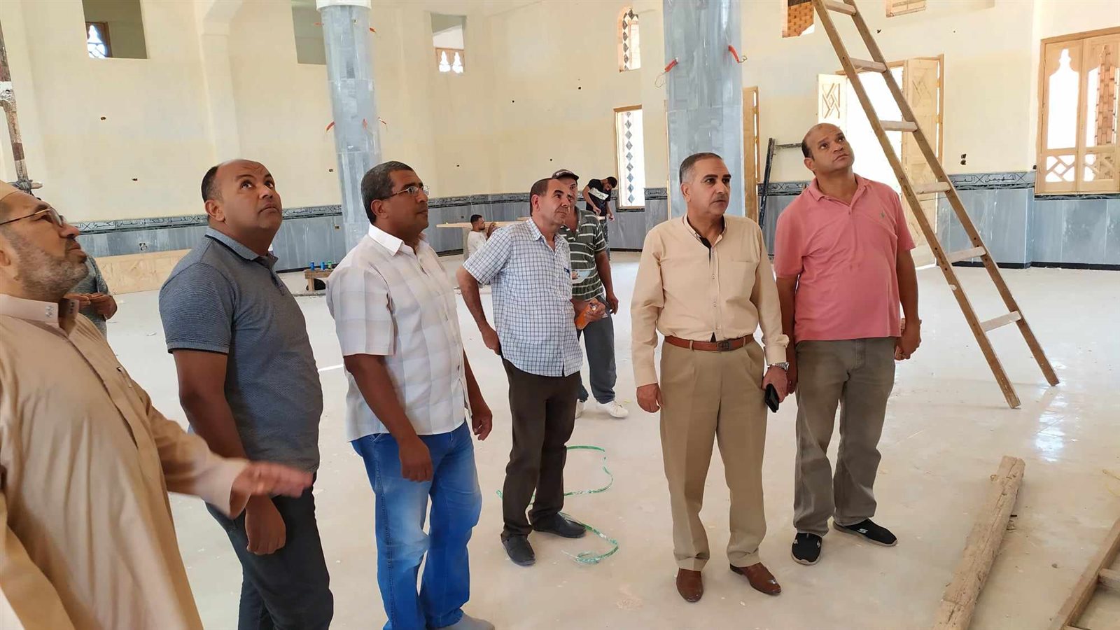 رئيس محلية الداخلة يتفقد مسجد بالجهود الذاتية تحت الانشاء بقرية الراشدة 