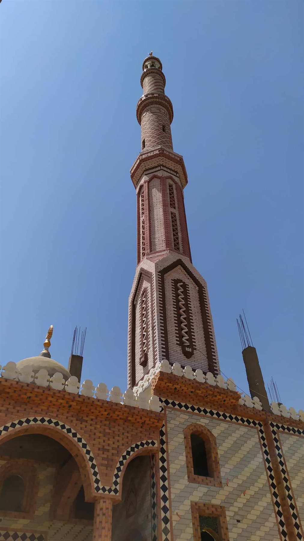 رئيس محلية الداخلة يتفقد مسجد بالجهود الذاتية تحت الانشاء بقرية الراشدة 