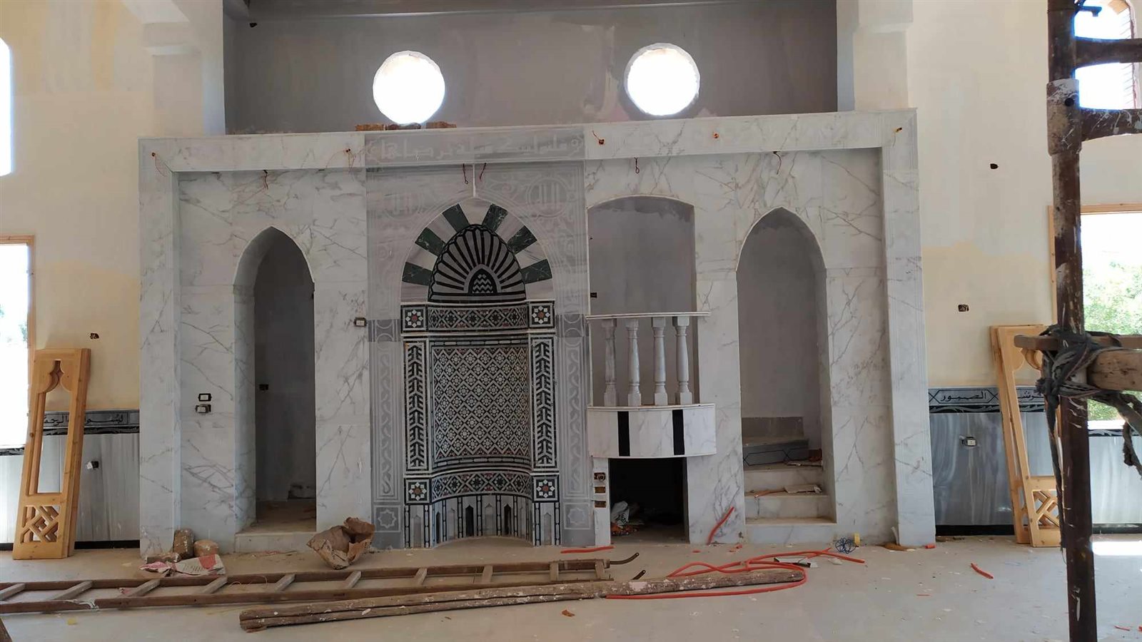 رئيس محلية الداخلة يتفقد مسجد بالجهود الذاتية تحت الانشاء بقرية الراشدة 