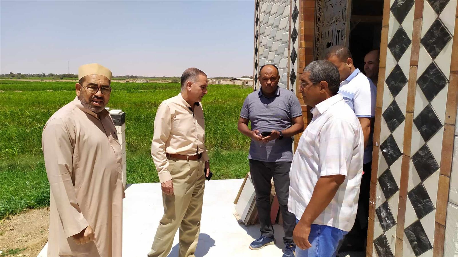 رئيس محلية الداخلة يتفقد مسجد بالجهود الذاتية تحت الانشاء بقرية الراشدة 