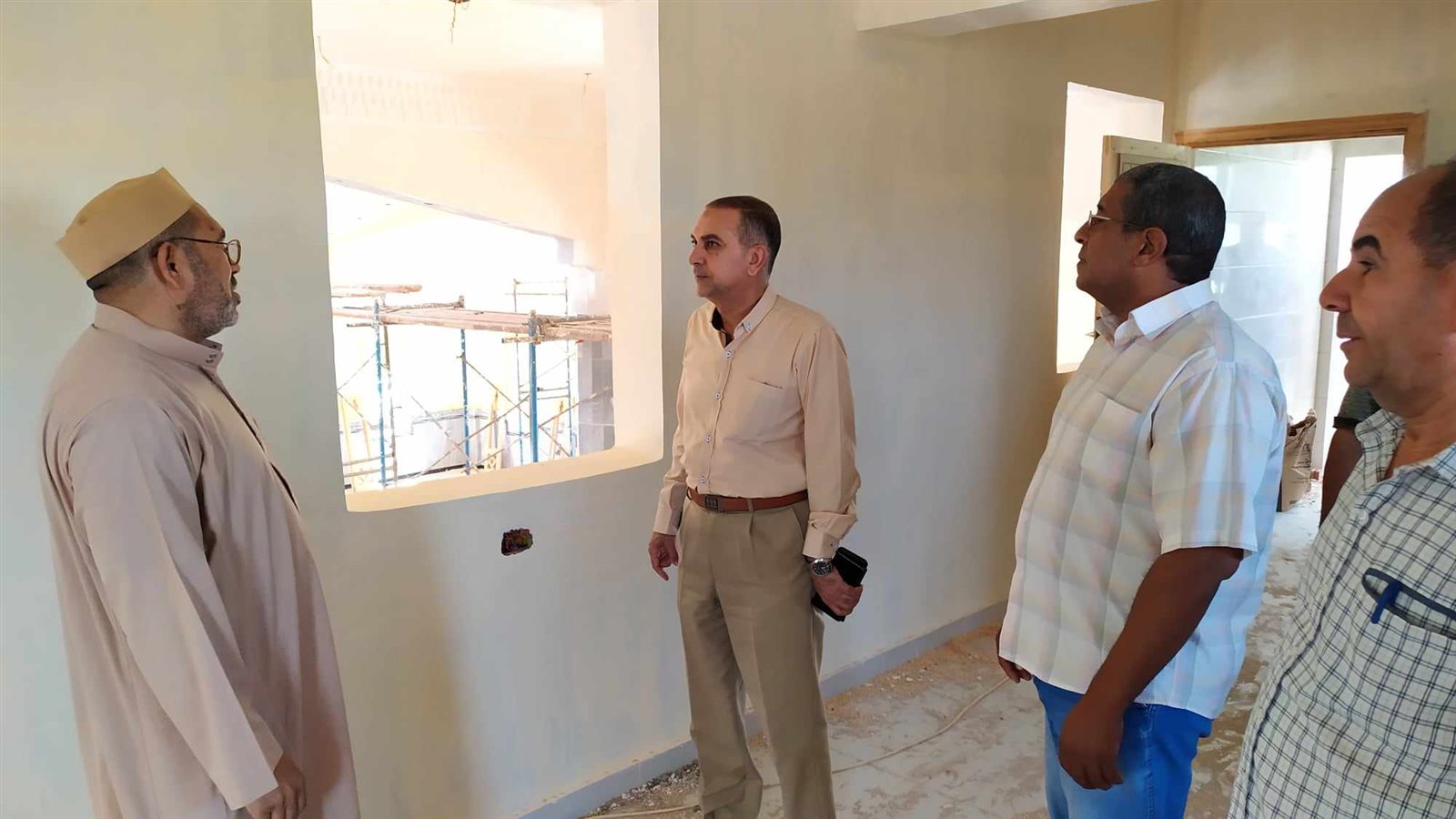 رئيس محلية الداخلة يتفقد مسجد بالجهود الذاتية تحت الانشاء بقرية الراشدة 