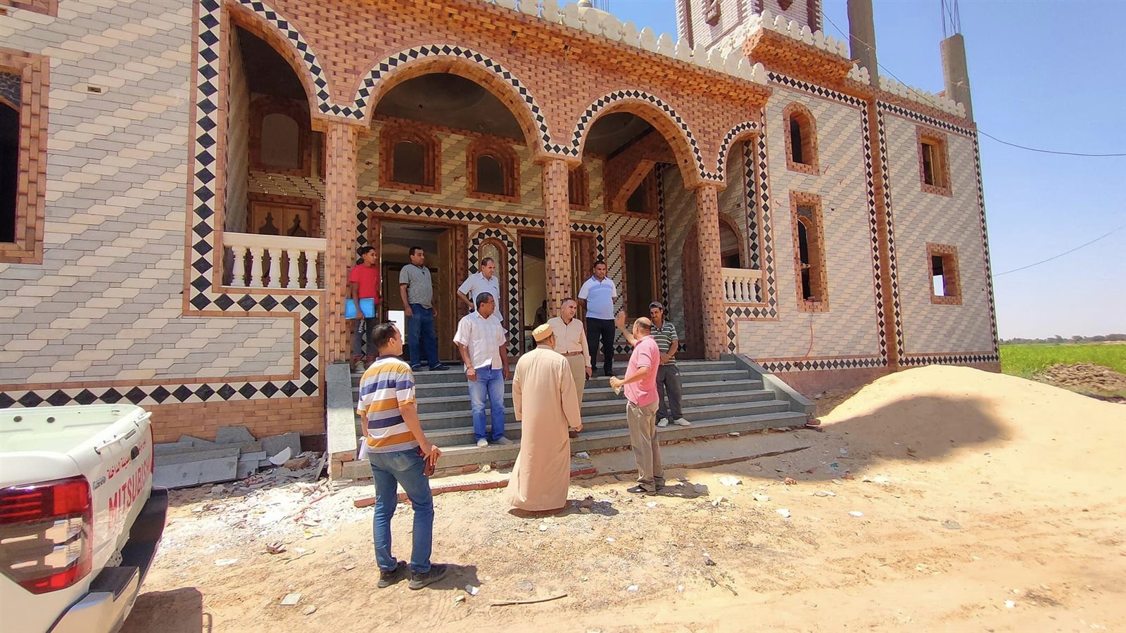 رئيس محلية الداخلة يتفقد مسجد بالجهود الذاتية تحت الانشاء بقرية الراشدة 