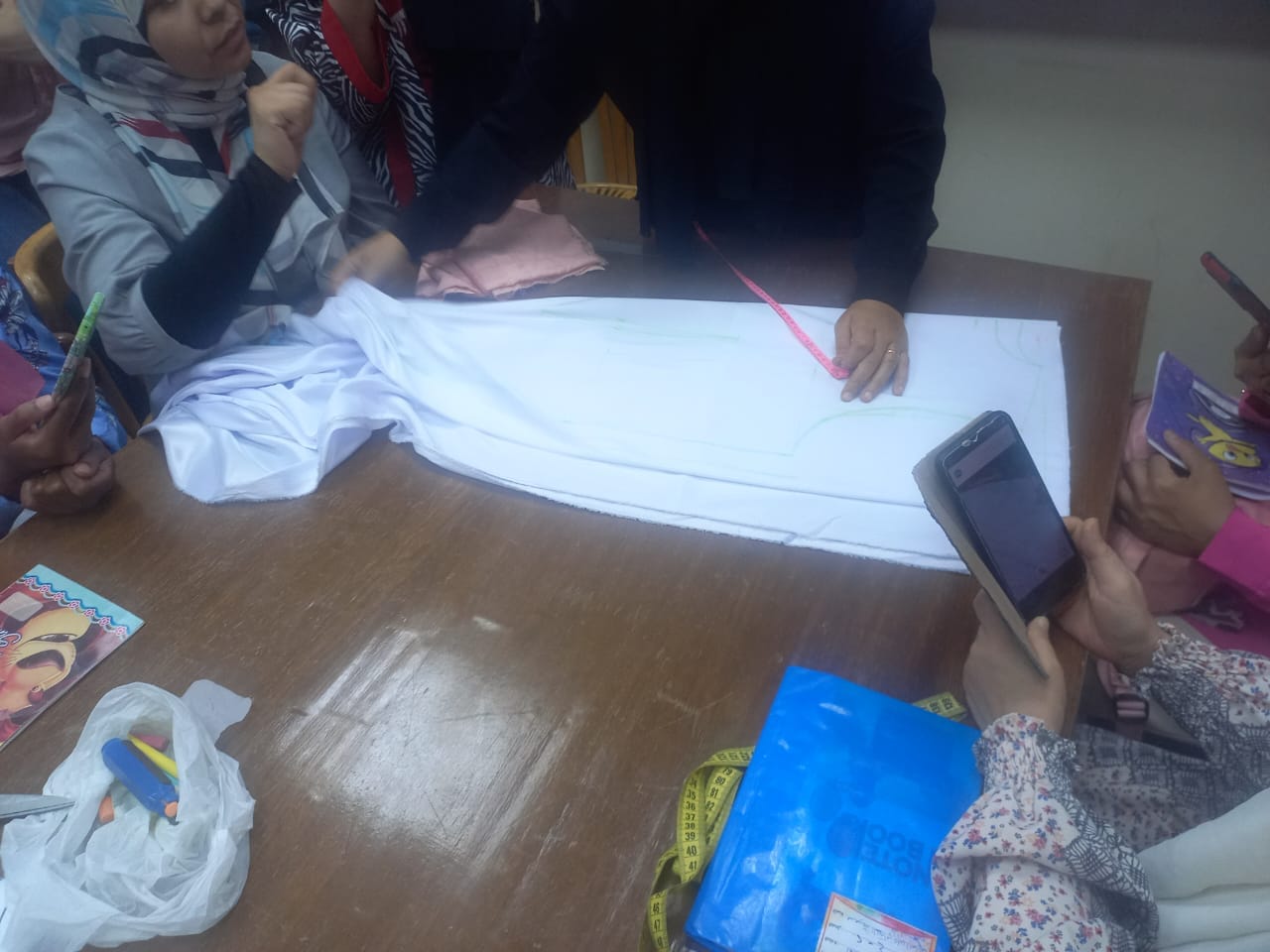 ورش التفصيل والخياطة تواصل فعالياتها بقصر ثقافة أسيوط 