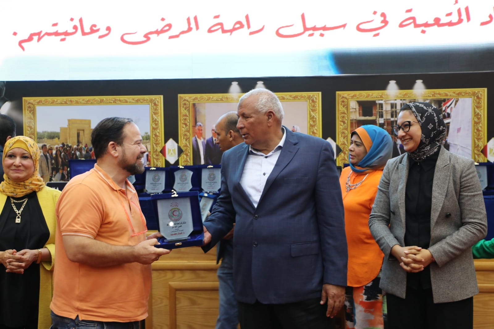 محافظ الوادي الجديد يُطلق مبادرة لدعم الكوادر الطبية بالمحافظة