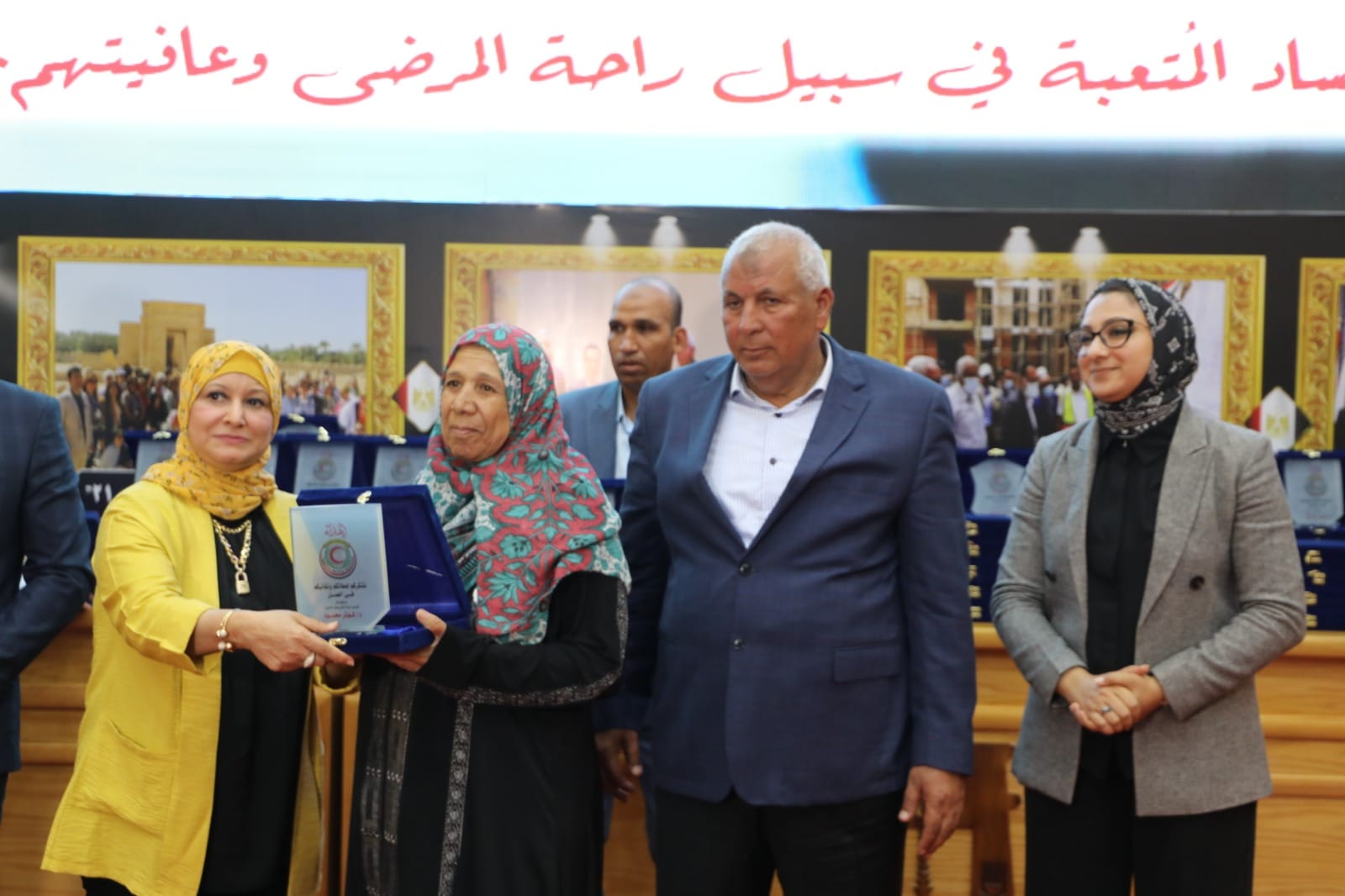 محافظ الوادي الجديد يُطلق مبادرة لدعم الكوادر الطبية بالمحافظة