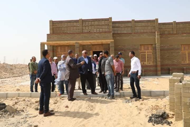محافظ الوادي الجديد يتابع التشطيبات النهائية للمنزل البيئي ومباني العاصمة الإدارية الجديدة