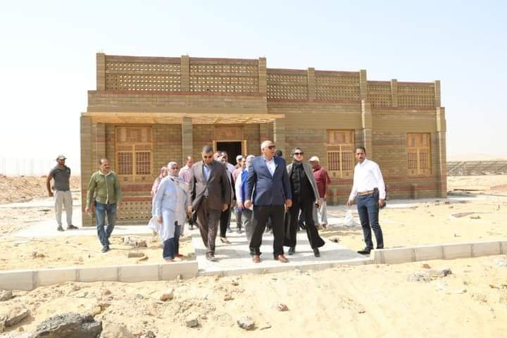 محافظ الوادي الجديد يتابع التشطيبات النهائية للمنزل البيئي ومباني العاصمة الإدارية الجديدة
